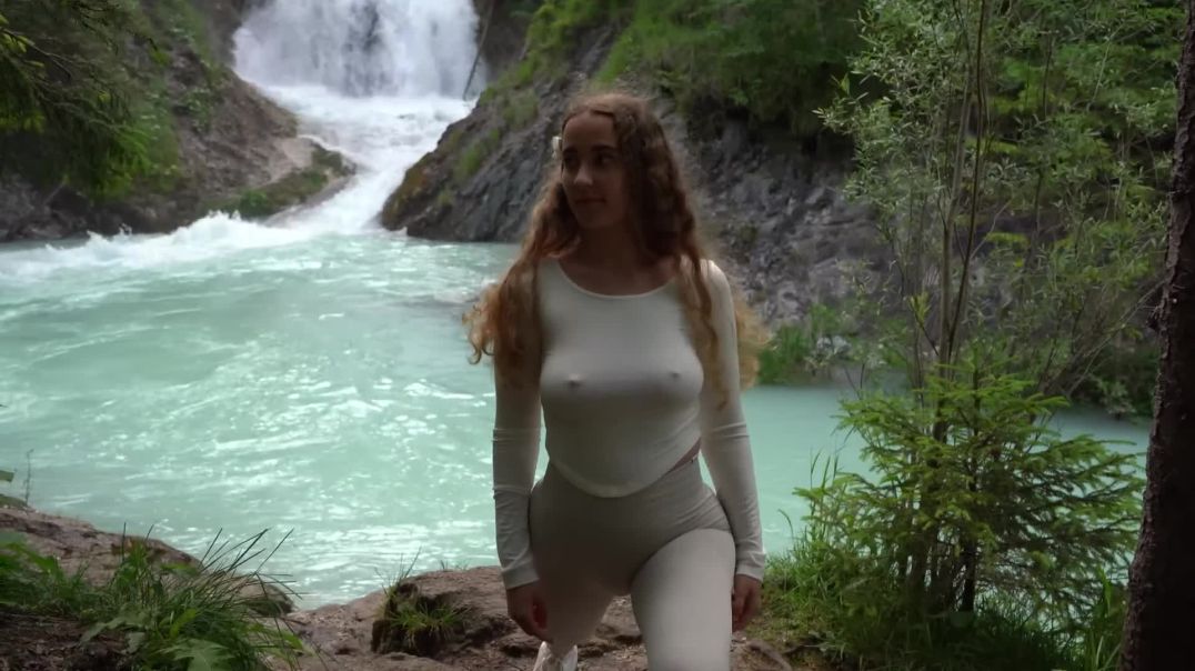 ⁣اليوغا على ضفاف الشلال | 18+