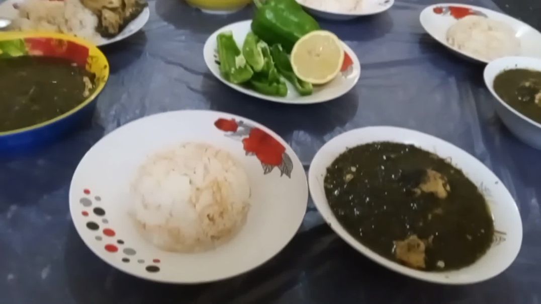 ⁣ملوخية خضراء مع رز بشعيريه ولا  أطيب