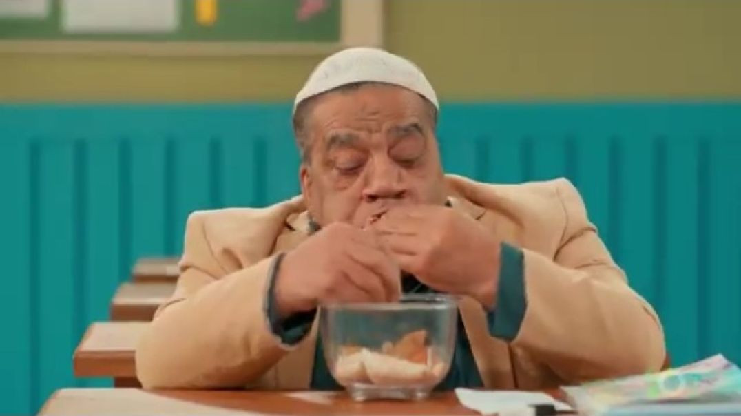 أبوجمعة طالب محو الأمية يأكل في الصف