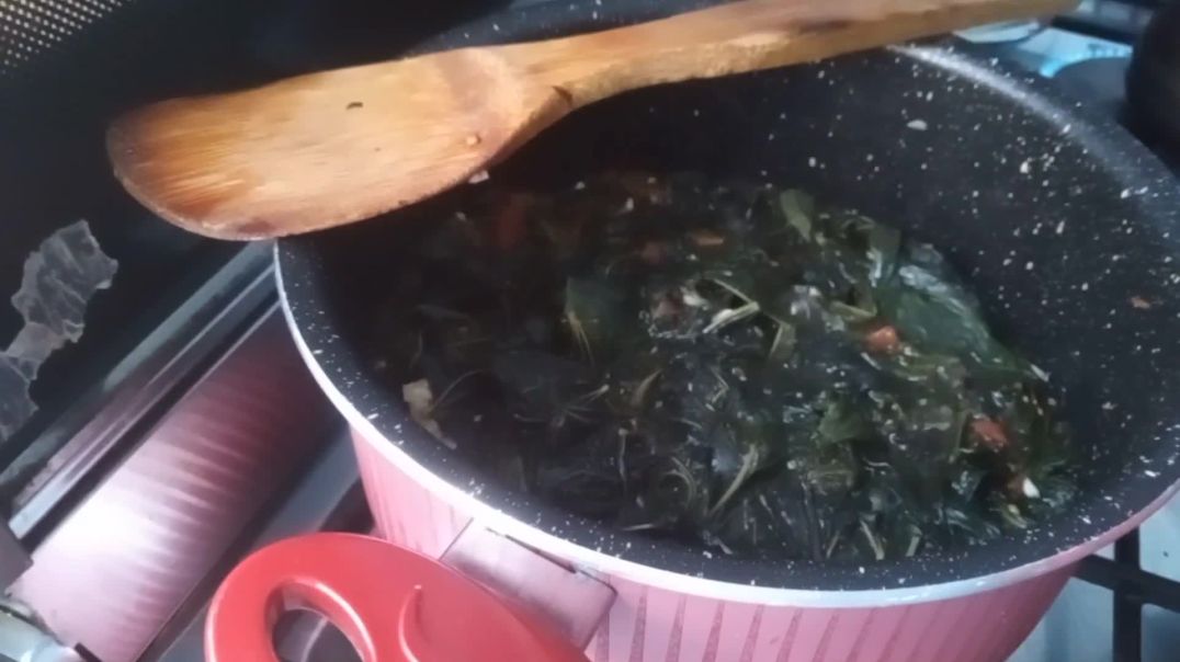 ⁣عملت ملوخية خضراء ورق  طيبه جدا تابعوني
