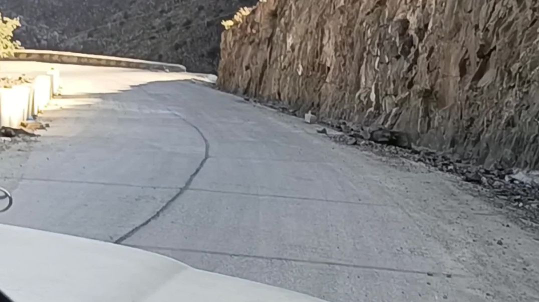⁣لحظات مرعبة ومشاهد تحبس الأنفاس من أخطر طريق جبلي في اليمن.