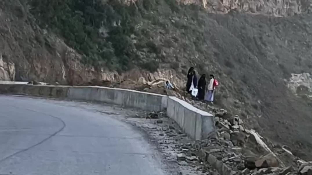 ⁣🔥 بين الحياة والموت… شاهد أخطر طريق جبلي في اليمن! 🚨🛣️.